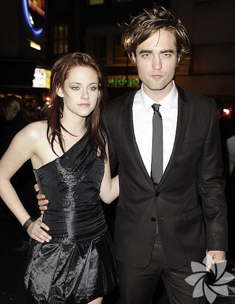 Kristen Stewart ve Robert Pattinson – Alacakaranlık (Twilight) - İlk filmden itibaren heyecanla Edward'ın ne zaman Bella'yı ısıracağını ve evleneceklerini merakla bekliyorduk. Kristen, yakışıklı İngiliz aktör uğruna uzatmalı sevgilisi Michael Angarano'dan ayrıldı. İkili magazin basınından uzak, birlikteliklerini devam ettiriyorlar. 