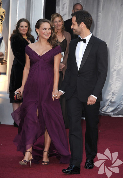 Natalie Portman ve Benjamin Millepied – Siyah Kuğu (Black Swan) - Kendisine Altın Küre ödülü ve büyük bir başarı getiren Siyah Kuğu filmine Natalie çok şey borçlu. Nişanlısı kareograf Benjamin Millepied ile film setinde tanışan Natalie, bu sene nikâh masasına oturmakla kalmıyor, Natalie bebeğini kucağına almak için gün sayıyor bile. 