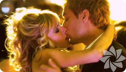Sienna Miller ve Jude Law – Alfie - 2004 senesinde Alfie filminin setinde tanışan ikili, naişanlandıktan kısa bir süre sonra, Jude'un çocuğunun dadısıyla ilişki yaşadığının duyulması ile ayrıldılar. Sienna eski sevgilisini 5 sene sonra affetti fakat geçtiğimiz aylarda yine ayrıldılar. Şimdilerde tekrar barışan çift yeni aldıkları evle konuşuluyor. 