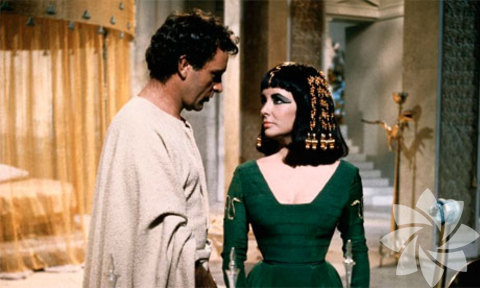  - Elizabeth Taylor ve Richard Burton – Kleopatra (Cleopatra) - Hollywood'un bu ünlü çifti birlikte pek çok filmde beraber rol aldılar. Fakat aşkları 1961 senesinde çekilen Kleopatra filminde başladı. Çift 1964 senesinde evlendiler, 10 sene sonra boşanıp 1975 senesinde tekrar evlenip bundan bir sene sonra yine boşandılar. 