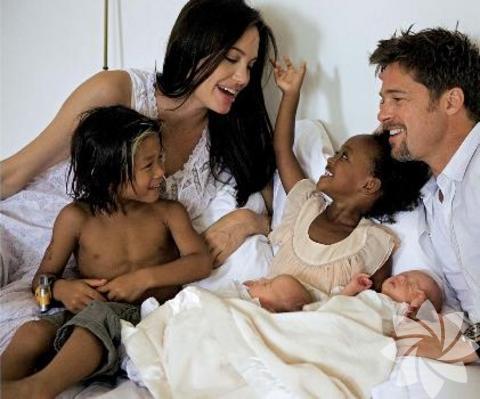 Brad Pitt ve Angelina Jolie – Bay ve Bayan Smith (Mr. &amp; Mrs. Smith) - Brad ve Angelina kadar günümüzün en yakışıklı adamının ve güzel kadınının bir araya geldiği başka olay yaratan aşk hatırlıyor musunuz? 2005 senesinde tanıştıkları Bay ve Bayan Smith filminin setinde başlayan aşkları 6 senedir tam gaz devam ediyor. 6 seneye 6 çocuk sığdıran çift, mutlu bir aile tablosu çiziyor. 