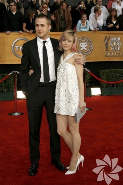  - Ryan Gosling ve Rachel McAdams – Not Defteri (The Notebook) - Tüm zamanların en romantik filmi olan Not Defteri filminin oyuncuları Ryan ve Rachel film çekimlerinde başlayan aşklarını deli divane yaşadılar. Ne yazık ki çift 2008 senesinde ayrıldılar. Yakışıklı aktörün adı bu aralar yeni filmindeki rol arkadaşı Eva Mendes ile anılıyor. 