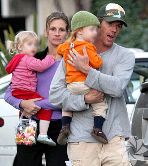 Julia Roberts ve Daniel Moder - Meksikalı (The Mexican) - 2000 senesinde çekilen Meksikalı filminin setinde tanışan Julia ve Daniel aradan geçen 13 seneye rağmen ilişkilerine tam gaz devam ediyorlar. Çiftin 3 çocuğu var. 