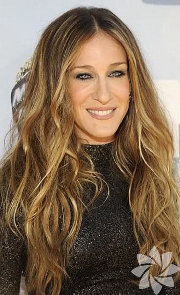 Saçlarınızın doğal hali ile çekici görünün - Yataktan çıktıktan sonra saçlarınızın doğal şeklini bozmadan sadece çok az bir spreyle şekillendirin. Bu saç modeli onlara gayet seksi ve çekici geliyor. 