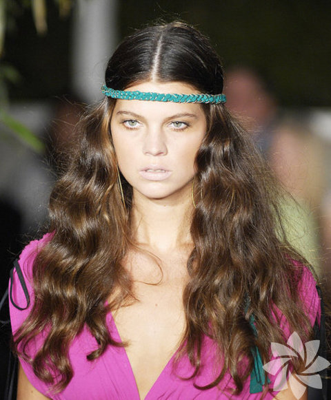 Saçlarınızın doğal hali ile çekici görünün