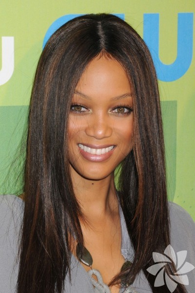 Düz saçlarını ile bakımlı olduğunuzu gösterin