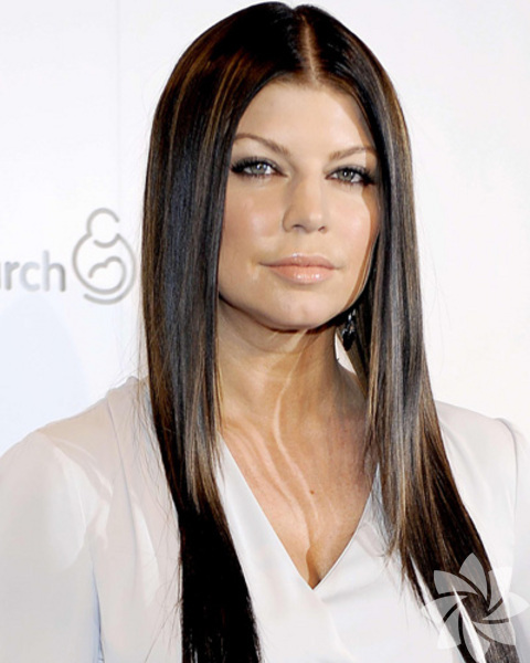 Düz saçlarını ile bakımlı olduğunuzu gösterin