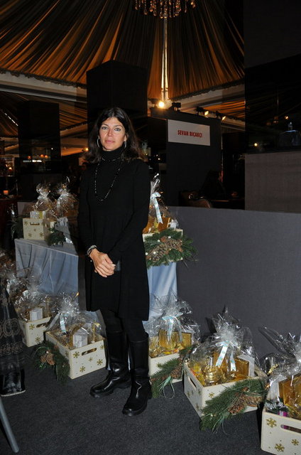 ZEYNEP ÜSTÜNEL 
