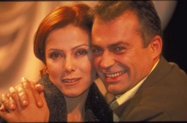 Hatta boşanma davalarında evlilikleri süresince edindikleri malları nasıl paylaşacakları konusunda tartışma yaşadılar. Yani onların boşanmaları da olaylı bir biçimde oldu. -