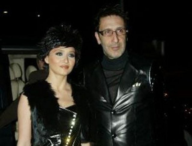 Genel olarak uyumlu bir tablo çizen çiftin evliliklerinin, Özer'in maddi yükümlülüklerini yerine getiremediği için bittiği iddia edildi. Özer'in Yeşilçay'ın boşandıktan iki ay sonra birlikte olmaya başladığı Mithat Can Özer'le ilişkisi hakkında "Nurgül'ü gülerken görmek hoşuma gitti. O böyle bir karar verdiyse bana ancak halt yemek düşer. Onun kimsenin yorumuna ihtiyacı yok." demesi herkesi şaşırttı -