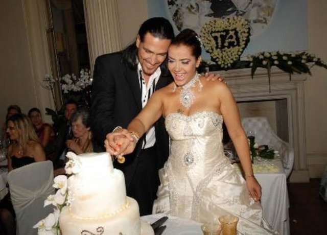 Tanyeli eski eşi Alex ile Atina'da evlendi. Fakat evlilik uzun sürmedi -