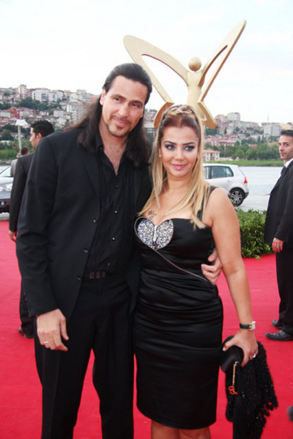 Tanyeli'nin kıskançlık yüzünden boşanma kararı aldığı söylendi. Sonrasında Alex'in Tanyeli'yi dövdüğü iddia edildi. -