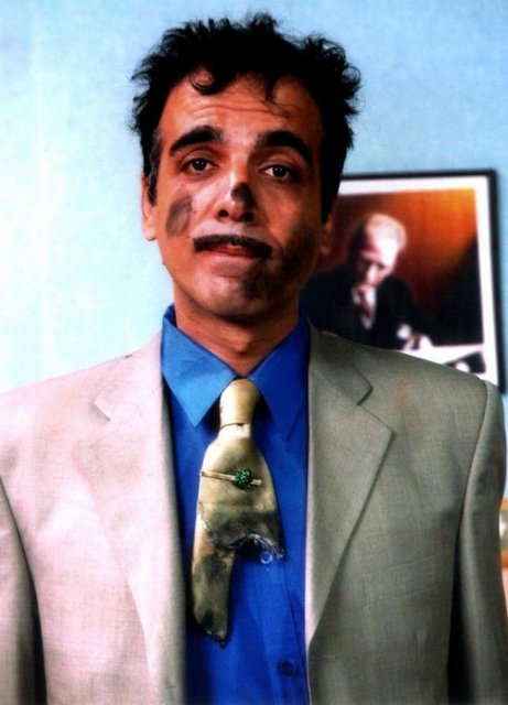 Hem yazar, hem oynar hem de bakar -