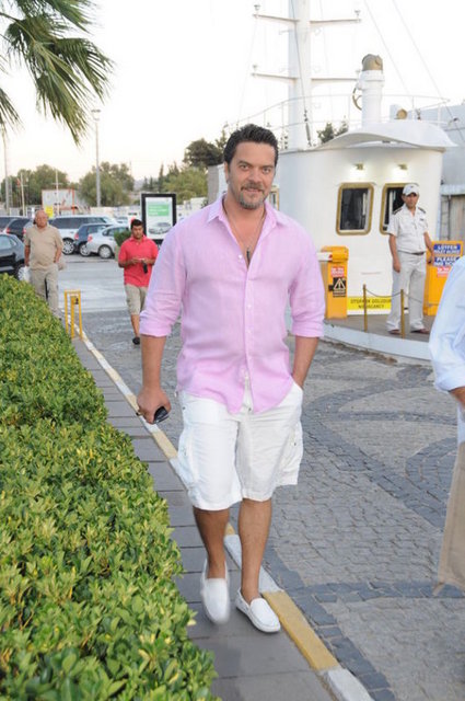 Beyazıt Öztürk, 12 Mart 1969 tarihinde Bolu'da, memur bir ailenin ikinci oğlu olarak dünyaya geldi.  -