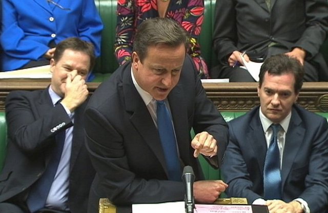 650 milletvekilinin yeşil deri koltuklu sıralara oturduğu ve ülke meselelerini görüştüğü 900 yıllık, gotik mimariye sahip Westminster Sarayı, her hafta ev sahipliği yaptığı oturumlarla İngiliz siyasetinin kendine özgü geleneklerini gözler önüne seriyor.