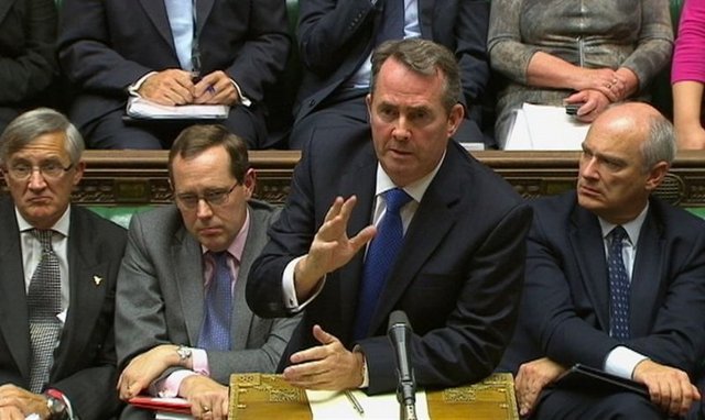 Parlamento oturumları sırasında dikkati çeken bir başka şey ise, bazı milletvekillerinin konuşmaların ya da görüşlerin ardından ayağa kalkıp tekrar yerlerine oturmaları. Bu, "benim de söyleyeceklerim var" anlamına geliyor ve ayağa kalkan milletvekilleri Parlamento Başkanının dikkatini çekerek, söz almak istiyor.