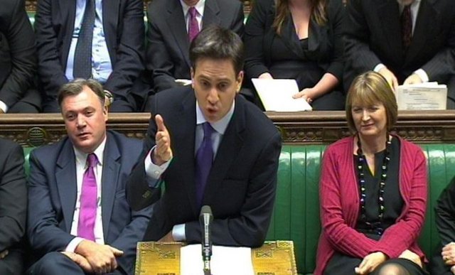 İktidardaki parti ile muhalefetteki parti parlamentodaki sıralarda karşılıklı oturuyor. Milletvekili olmayanlar ise yeşil deri kaplı bu sıralara oturamıyor. Sıraların ortasındaki koridoru kırmızı çizgilerle ayıran bölümde ise milletvekillerinin konuşması yasak. Tarihte bu iki çizgi arasındaki mesafenin milletvekillerinin birbiriyle düello yapmasını engellemek için iki kılıç uzunluğunda olduğuna dair söylentiler bulunuyor. -  - İktidar ve muhalefetteki siyasi partilerin liderleri Avam Kamarasındaki sıralarda en önde yer alıyor. Örneğin koalisyon hükümetinin büyük ortağı Muhafazakar Parti'nin lideri ve Başbakan David Cameron en önde bulunurken tam karşısında yine en ön sırada muhalefetteki İşçi Parti'sinin lideri Ed Miliband oturuyor. -  - Parlamentoda konuşulacak konu dış politikayla ilgili ise, Başbakan'ın yanında Dışişleri Bakanı, ekonomi ile ilgiliyse Maliye Bakanı yer alıyor. Bu durumda karşı sırada da muhalefetin bakanı anlamına gelen, "Gölge Dışişleri Bakanı" ya da "Gölge Maliye Bakanı" oturuyor.