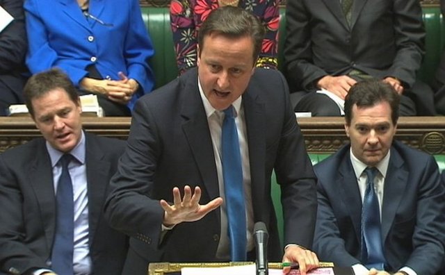 Parlamentonun alt kanadı Avam Kamarasında yüzyıllardır yapılan ülkeye özgü ilginç oturumlar, İngiliz siyasetinin geleneklerini gözler önüne seriyor ve demokrasinin simgesi olarak görülüyor