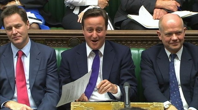 - İngiliz Parlamentosu'nun alt kanadı Avam Kamarası özellikle Başbakan'ın, milletvekillerinin sorularını yanıtladığı her hafta çarşamba günü yapılan "Başbakan'a Sorular" tartışmasında, renkli görüntülere sahne oluyor. -