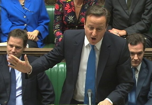 Karşılıklı kahkaha atan, yüksek sesle evet ya da hayır diye bağıran, ayağa kalkıp oturan milletvekilleriyle İngiliz Parlamentosu'nun alt kanadı Avam Kamarası her hafta sahne olduğu renkli ve farklı görüntülerle özellikle parlamento oturumlarını ilk kez izleyenleri hayrete düşürüyor.