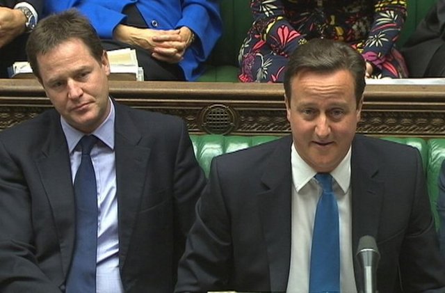 2. Dünya Savaşındaki bombalamalar sonucu büyük bir kısmı yıkılan ve ardından onarılan Thames nehri kenarındaki Parlamento, İngiltere'nin başkenti Londra'nın tarihi siluetinin en önemli simgeleri arasında yerini alıyor.