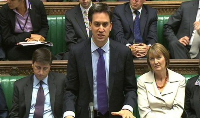 "Evet" ve "Hayır" sözcüklerinin yanı sıra oturumlar sırasında çok sayıda kahkaha ya da gülüşmeyi de duymak mümkün. Görüşlere katılmayan kimi milletvekilleri diğerlerinin yüzüne bakarak gülüyor veya kahkaha atıyor. Bu tip tepkiler Parlamentoda hiçbir zaman milletvekilleri arasında fiziksel kavgalara neden olmuyor, sadece tartışmaların tansiyonunu artırıyor. Parlamenterler birbirlerine küçük düşürücü sözler sarf ettiklerinde ise Parlamento Başkanı tarafından uyarı alıyor.