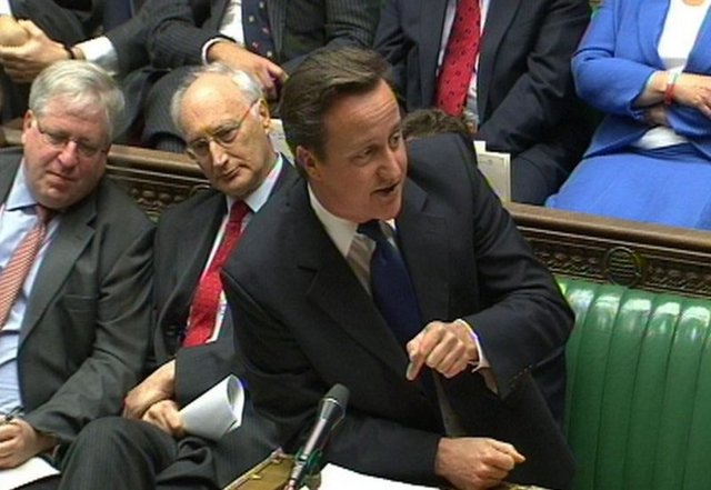 Geçen yıl yapılan genel seçimle 1945 yılından bu yana ilk kez oluşturulan koalisyon hükümetindeki, küçük ortak, Liberal Demokrat Parti'nin lideri ve Başbakan Yardımcısı Nick Clegg ise parlamentodaki oturumlarda Başbakan Cameron'ın yanında yer alıyor. "Arka sıradakiler" ise milletvekillerinden oluşuyor. -  - Parlamentodaki oturumlarda düzeni, sıraların tam ortasında milletvekillerinden yüksekte oturan "Parlamento Başkanı" sağlıyor. Mevcut parlamento başkanlığını 2009 yılından bu yana John Bercow yürütürken, tartışmalar sırasında sesler yükseldiğinde Bercow yüksek sesle "Düzen" diyerek parlamenterleri uyarıyor. Oturumları halk da salonun üst katında yer alan bölümden izleyebiliyor. -  - İngiliz Parlamentosunda 305'i Muhafazakar Parti'den, 255'i İşçi Partisinden, 57'si Liberal Demokrat Parti'den ve 33'ü diğer siyasi partilerden olmak üzere toplam 650 milletvekili bulunuyor. 650 milletvekilinden 144'ünü kadın milletvekilleri oluşturuyor. İngiliz Parlamentosundaki en yaşlı milletvekili 81, en genç milletvekili ise 26 yaşında.