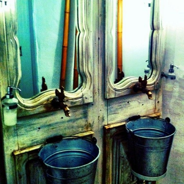 Birol Namoğlu:  - Subraindog adını kullanıyor ve gittiği her yerde fotoğraf çekiyor. Renk ve filtre kullanmayı sevenlerden.