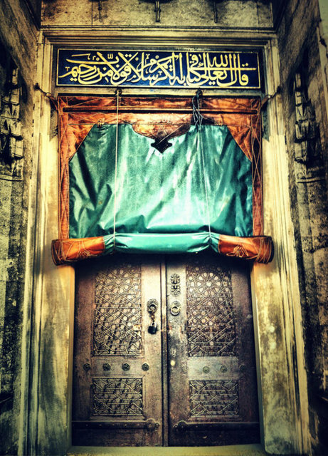 Çiler Geçici:  - 10 yıldır Hayal Kahvesi'nde "organizatör" olarak çalışıyor. Fotoğrafta çok yeni ama Audiosoup adıyla şimdiden Instagram'ın yıldızlarından. En çok İstanbul'un kuytu köşelerini ve kapıları çekmeyi seviyor. Yabancı takipçilerinden bir yayıncı, onun şahane kapı fotoğraflarından 5'ini kullanmak istemiş.