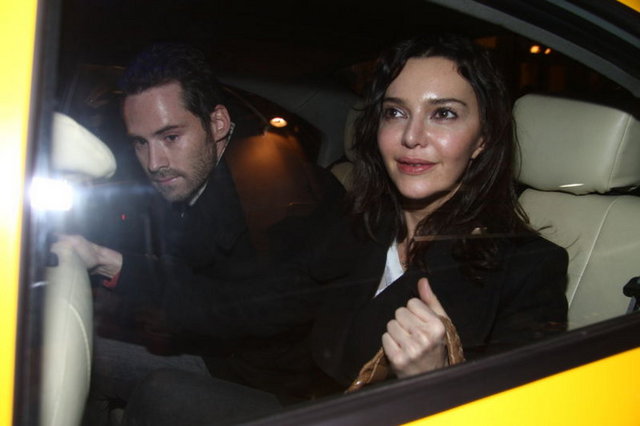 Hande Ataizi'nin dudakları da hem beğeniliyor hem de dikkat çekiyor