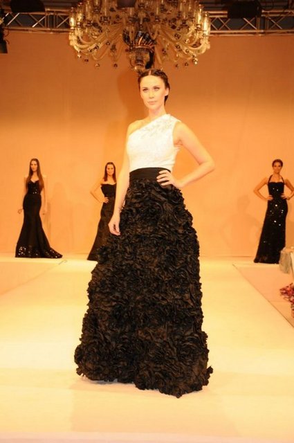 Demet Şener de dudakları silikon mu, değil mi diye merak ettiğimiz ünlülerden...