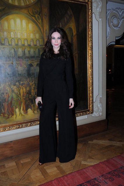 Dudak dolgusu yüz hatlarıyla uyumlu. -