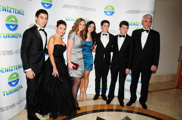 HALUK DİNÇER, SUZAN SABANCI DİNÇER, ESRA KOÇ, CEYDA DİNÇER, KERİM ERCAN, MURAT BOYNER, HALUK DİNÇER