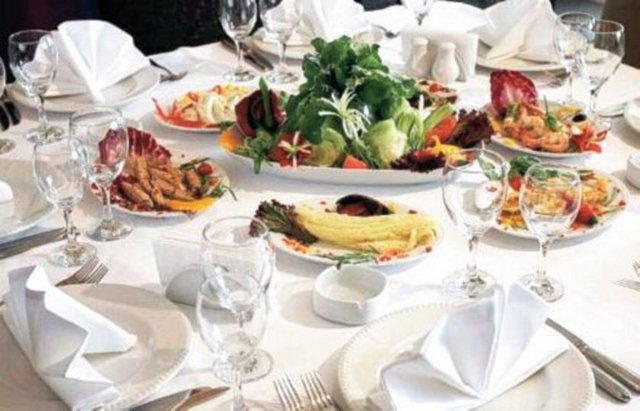 Vedat Bedir (Eftalya Balık) - Bu mesleğe ben de komilikten başladım. Diğer ortaklarım da öyle. 5 kişi bir araya gelip Eftalya'yı kurduk. Herkesin birer arabası vardı, sattık, borçlandık; zorluklar - çektik, ama Eftalya 8 yıldır devam ediyor.