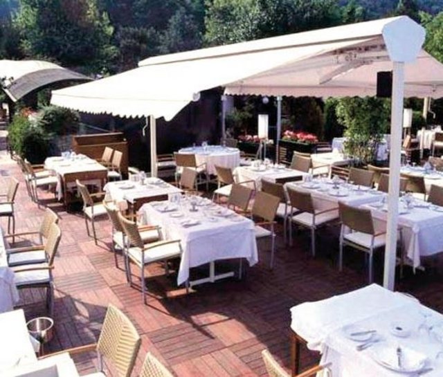 Ali Rıza Yılmaz (Park Fora Balık): 1971 senesinde masalara buz, ekmek dağıtarak mesleğe başladım. İlk buz servisi ni rahmetli Ayhan Işık'a yapmıştım. Daha çok gayrimüslimlerin yanında yetiştim. Bizim ilk patronlarımız gayrimüslimlerdi. Çok şey öğrendik onlardan; sabrı ve herşeyden önce, hizmeti, müşteriye saygıyı... 17 yıldır da Park Fora olarak hizmet veriyoruz. Boğaz'da balık denince Sarıyer ve Uğurcan akla gelirdi. Yeşilköy'de Hasan, Boğaz'da Uğurcan hakikaten mesleğin duayenlerindendir. Kışın 250, yazın terasla birlikte 350-400 kişiye hizmet verebiliyoruz.