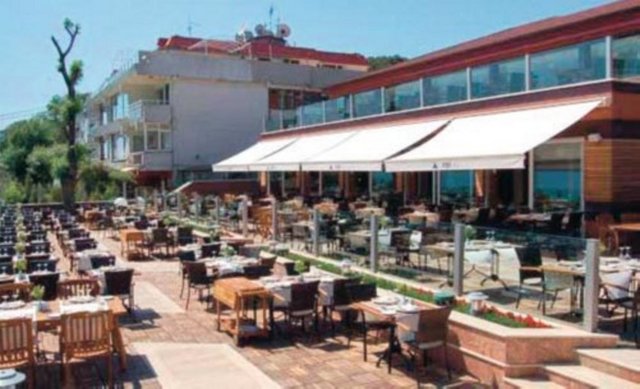 Yusuf Köksal (Angel Group) - Mekânımızın adı aslında AnGel'di ama zamanla Angel oldu. 1991 yılında ilk Salacak'ta açtık. Önceleri et restoranıydık. - Fakat deli dana hastalığından sonra hemen balığa çevirdik. Üsküdar'daki yerimiz beklediğimiz performanstan daha fazla iş yaptı. - Daha sonra Baltalimanı'da Angel Blue adında bir yerimiz oldu. Sonra da Tuzla'da Angel Mercan olarak yer açtık. Dünya mutfağındaki gibi sunumlar yapıyoruz. - Salatanın, balığın sunumu güzel olsun istiyoruz. Bütün restoranlarımızda, en iyileri dahil, 70'e yakın şarap çeşidimiz var. Bu şarapları satacağımıza inanmıyorlardı ama gayet güzel satıyoruz. "Balıkçıda suşi olmaz" dediler, ara sıcaklarda suşi de satıyorum. Ara sıcakta da çok meşhuruz. Bazen kapasitemiz 500-600 kişiye - kadar çıkıyor. 100 kişi de hizmet veriyor.