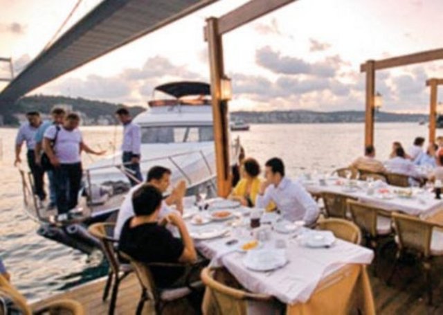 Seyfettin Taştan (Uskumru Restaurant) - Ben de sektöre komilikten gelmeyim. Cağaloğlu'nda Hafta Sonu diye bir gazete vardı. Orada gazeteci çırağı olarak başlamıştım, fakat Bülent Ersoy'un bir - röportajından dolayı gazeteyi kapattılar. Daha sonra Sofra Restoran'ın sahibi bana sahip çıktı. Bizim sektörde komilikten gelen hiç kimse bu sektörde 'patron' olamaz, çünkü müşterinin içine girmeyince rahat - edemeyiz biz. Müşterilerimiz genelde müdavimlerdir. Salatayı ve kalamarı farklı çalışıyoruz. Kalamarı külbastı gibi yapıyoruz. -