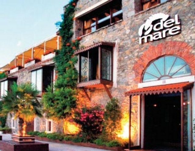 Volkan Karakaş (Del Mare): İstanbul'un en eski semtlerinden Çengelköy'de Osmanlı'dan kalma bir binada hizmet veriyorum. Del Mare Restoran olarak 2003 yılından beri oradayız. Burada belli bir yerlere geldik, daha da ilerleyip dünyanın çeşitli yerlerinde bu işi yapmak istiyoruz. Amerika, İtalya, İsviçre olabilir; bu tarz projelerimiz var.