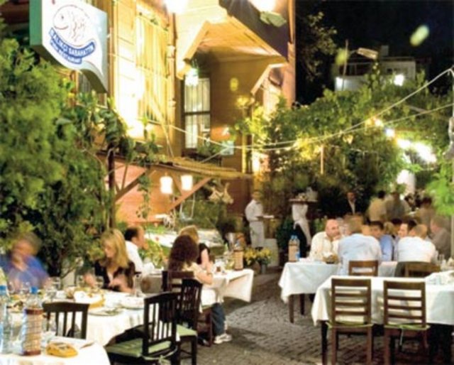 Sebahattin Korkmaz (Balıkçı Sebahattin): 1960 yılında, 10 yaşındayken babamın yanında başladım bu işe. O gün bugündür devam ediyorum. Restoranımız 75 yıldır hizmette. Mesleğin en zor kısmı kalifiye personel. Gerçi bizim personel değişmiyor, ama genel anlamda insanlarla uğraşmak çok zor. Personeli kendimiz yetiştiriyo ruz. Sıfır alıyoruz, herşeyiyle kendimiz ilgileniyoruz.