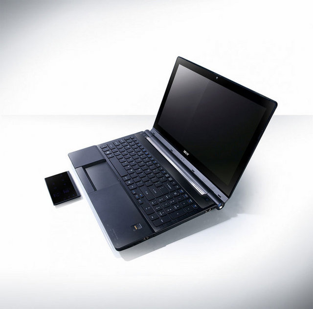5 - Acer Aspire Ethos: - Tayvanlı Acer'ın çıkarılabilir faresi ile uzaktan kontrol edilebilen dizüstü modeli Aspire Ethos 8951G'de, 18.4 inçlik 1920 x 1080 piksel (Full HD) çözünürlüğünde ekran var.