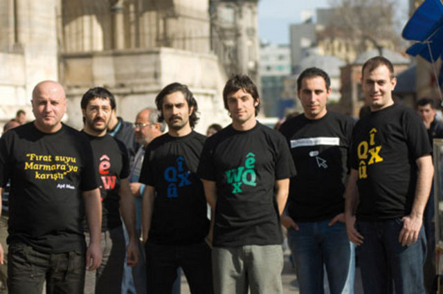 Live Haymatlos'da; 23 Aralık Cuma, saat 22.45'te, Bajar, 24 Aralık Cumartesi ise Dinar Bandosu. Giriş: 23, 23 TL. Tel: (212 243 55 35)