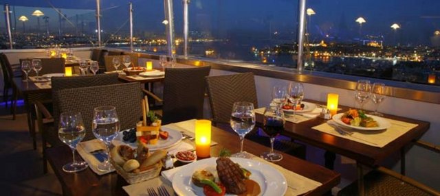 Ponte / Beyoğlu Ücreti: Yemek mönüsü 225 TL, bar mönüsü 140 TL. Tel: (0 212 245 77 82) -