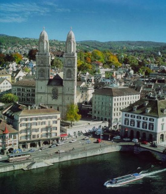 Zürih / Her yıl 200 bin kişiyi aşan eğlence tutkunlarından oluşan bir kalabalık yeni yılı kutlamak üzere Limmat Nehri ile Zürih Gölü kıyılarını kuşatıyor. Saat 20.00'de başlayan bu şölen, bol yemekli ve sıcak şaraplı geçiyor. Fonu her daim dinamik tutan canlı müzik ve DJ performansları ise sabahın ilk ışıklarına kadar sürüyor. Gölün üzerindeki iki tekneden atılan hava fişeklerin gösterisi, 20 dakika sürüyor.  -