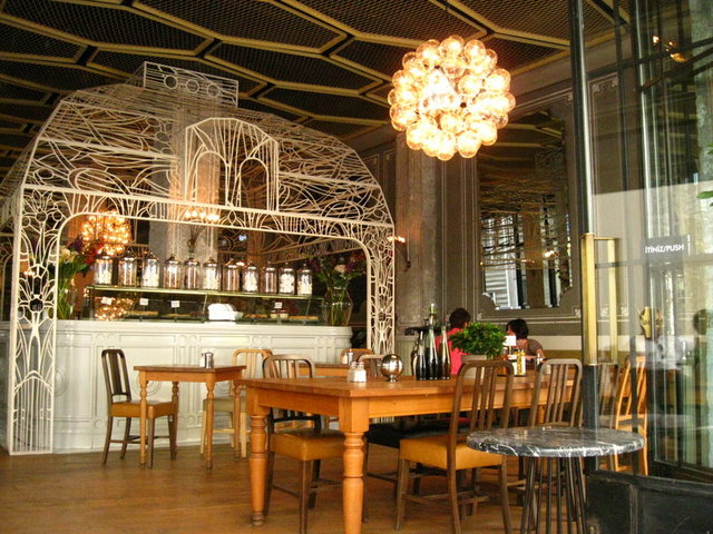 The House Cafe / Beyoğlu Ücreti: Yemek mönüsü 195 TL. Tel: (0 212 227 26 99) -