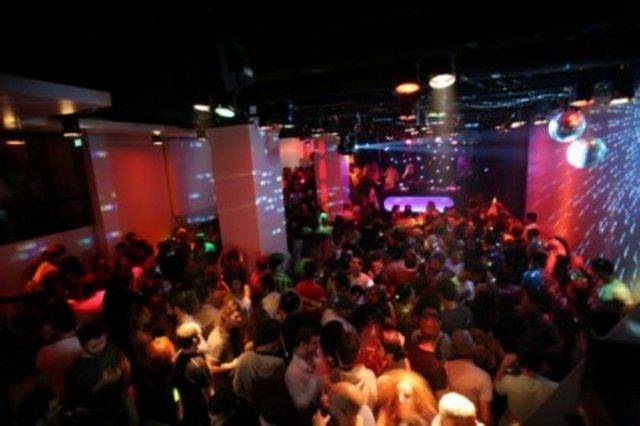 Tomtom Sokak'ta Yılbaşı / Indigo'da Oben Budak ve Discoman, Alt'ta Savaş Özbey, Tolga Akyıldız ve Hakan Gence, Indigo Pub'da Kaan Özdemir, We'de Barış Akpolat, Tektekçi'de Suat Kavukluoglu müziklerin başında olacak.  -