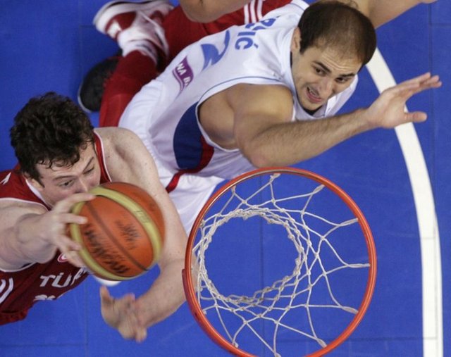 Litvanya'da yapılan 2011 Avrupa Basketbol Şampiyonası Finalleri 2. tur E  -  - Grubu'ndaki 3. ve son maçında Türkiye, Sırbistan'a 68-67 yenildi. 2. turda yaptığı  -  - 3 maçı da yitiren geçen yılın dünya ikincisi A Milli Takım, Avrupa Şampiyonası'na  -  - erken veda etti.