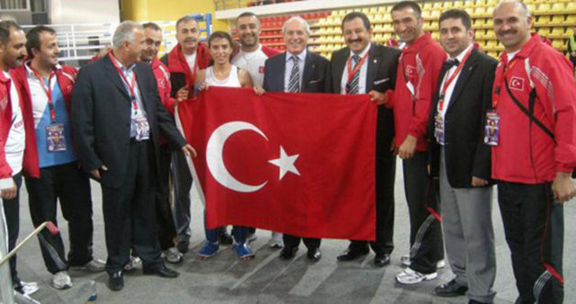 Makedonya'nın başkenti Üsküp'te yapılan Dünya Kickboks Şampiyonası'nda Türkiye, 13 madalya kazandı. Milli sporcular, şampiyonayı 2 altın, 3 gümüş ve 8 bronz madalya ile tamamlayarak önemli bir başarıya imza attı.