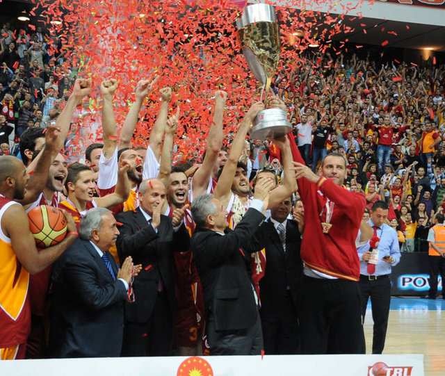 12 Ekim: Kayseri'de Kadir Has Spor Merkezi'nde yapılan karşılaşmada, 27. Cumhurbaşkanlığı Basketbol Kupası'nı Fenerbahçe Ülker'i 103-97 yenen Galatasaray kazandı.