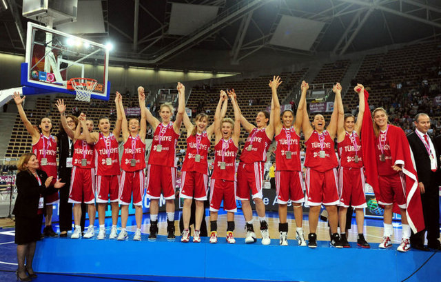18 Haziran: 33. FIBA Kadınlar Avrupa Basketbol Şampiyonası finalinde Türkiye, Rusya'ya 59-42 yenilerek ikinciliği elde etti. Rusya 24. şampiyonluğuna ulaşırken Fransa ise üçüncü sırada yer aldı. -