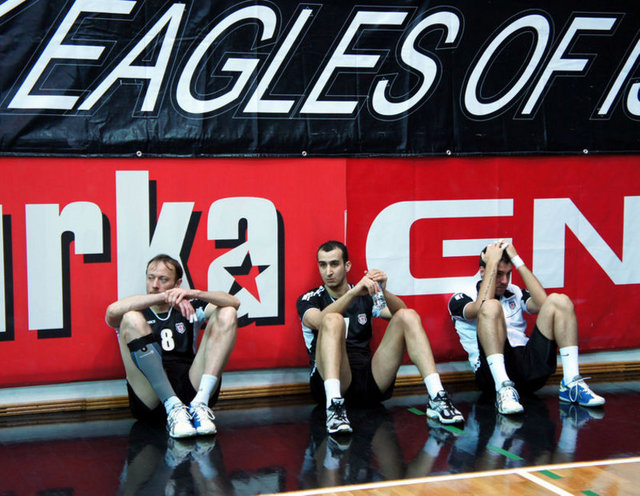 Aroma Erkekler Voleybol 1. Ligi'nde 22. ve normal sezonun son hafta maçında kendi sahasında Maliye Milli Piyango'ya 3-1 mağlup olan Beşiktaş, ligden düştü.